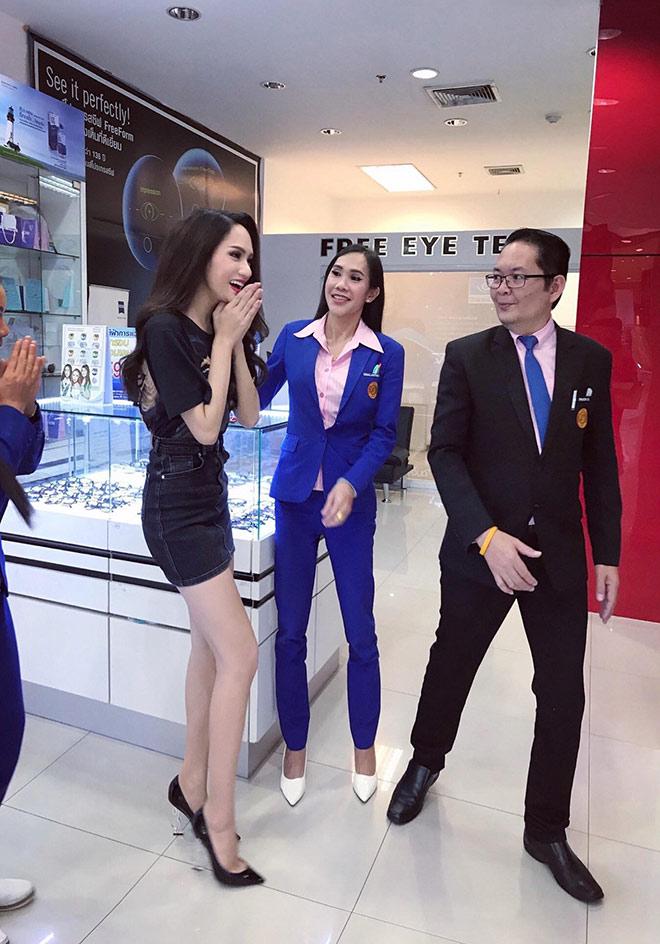 huong giang idol duoc nguoi dan thai lan nhiet tinh san don khi dang di shopping - 6